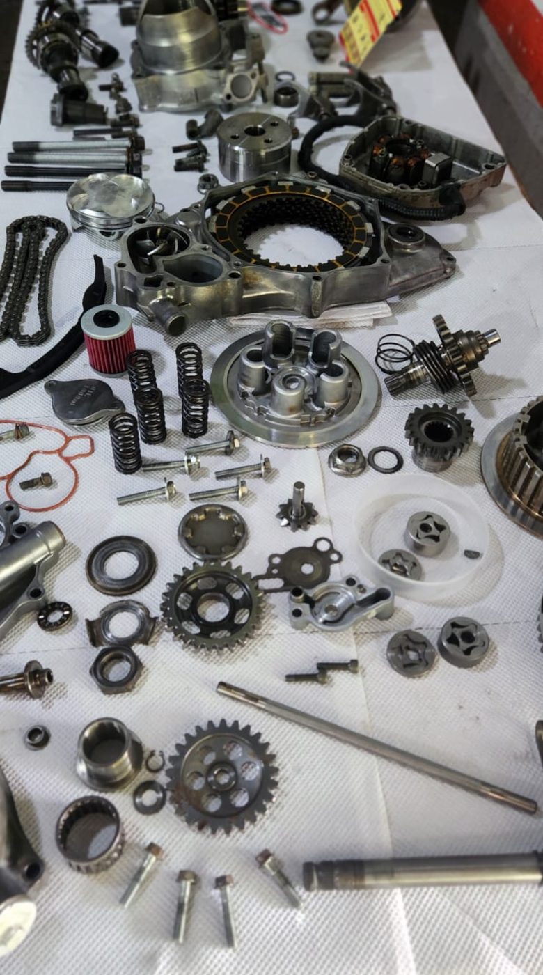 Motor desarmado en el banco del taller