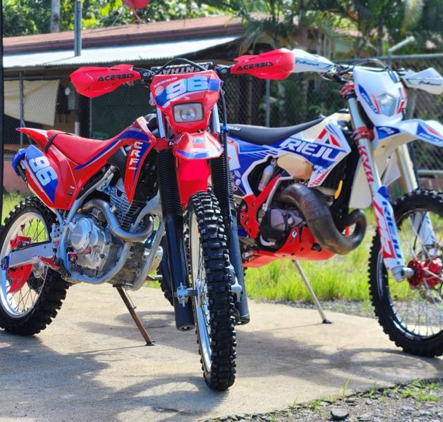 Dos motos de enduro recién salidas del taller