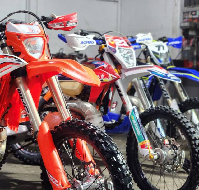 Motos de enduro en el taller