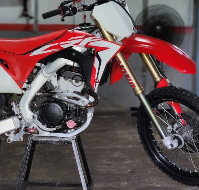 Honda CRF en el taller
