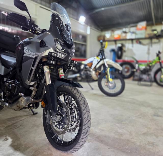Moto de aventura en el taller