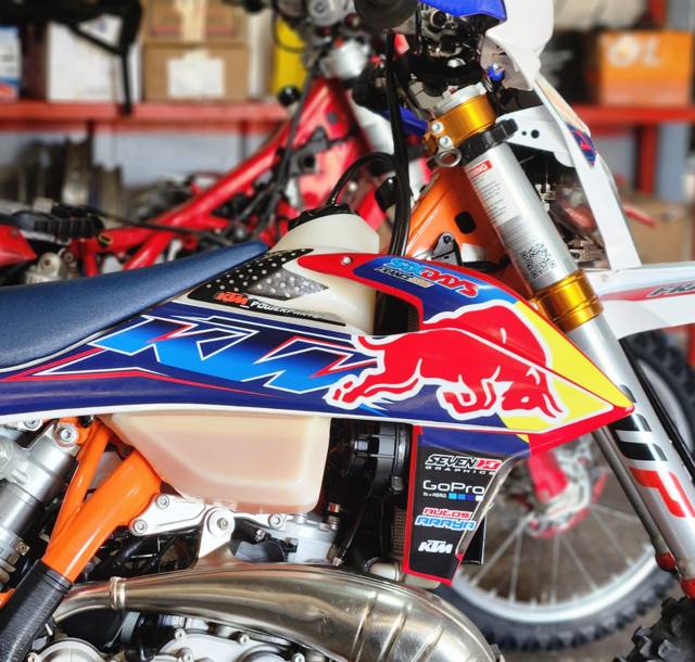 Detalle de una KTM en el taller