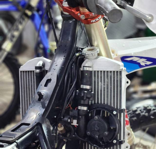 Trabajo en el radiador de una moto de enduro